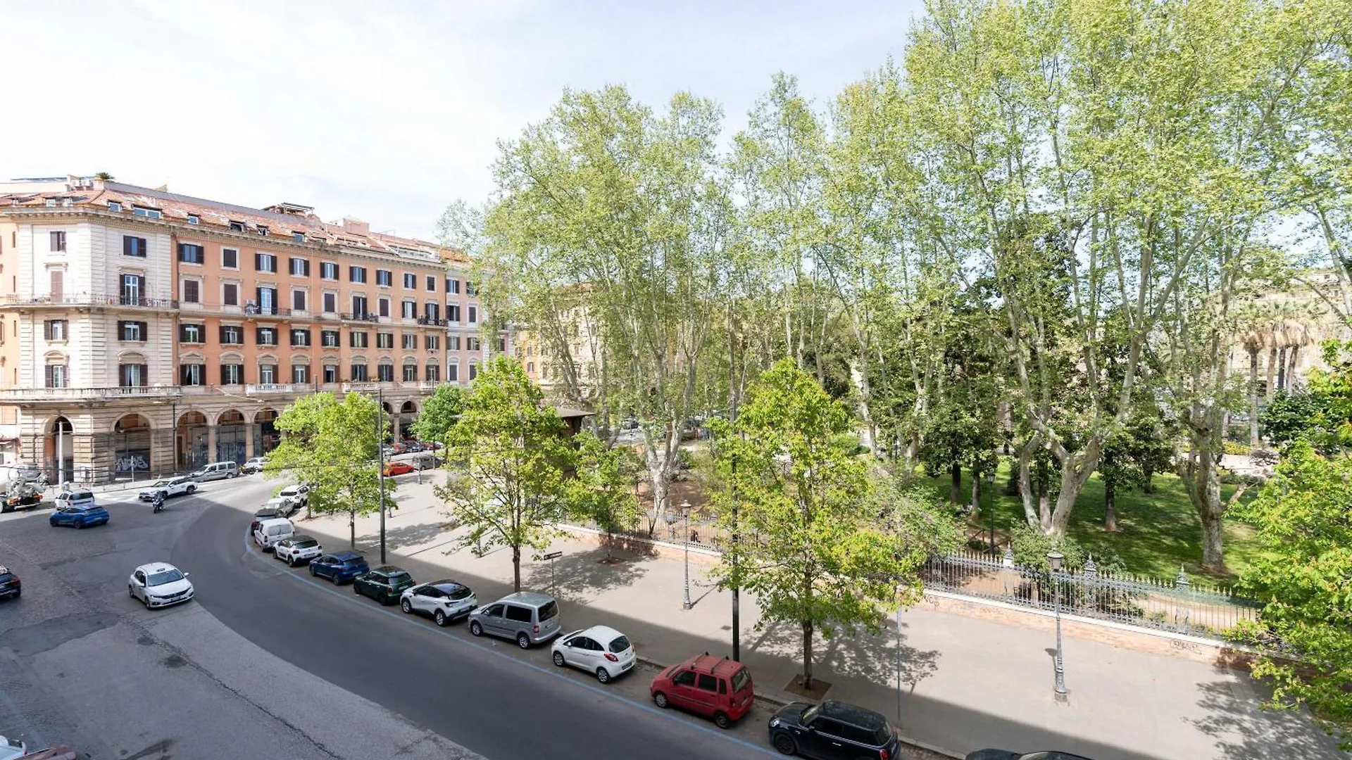 Гостевой дом Affitta Camere Leoni D'Oro -Metro Piazza Vittorio Emanuele II Рим